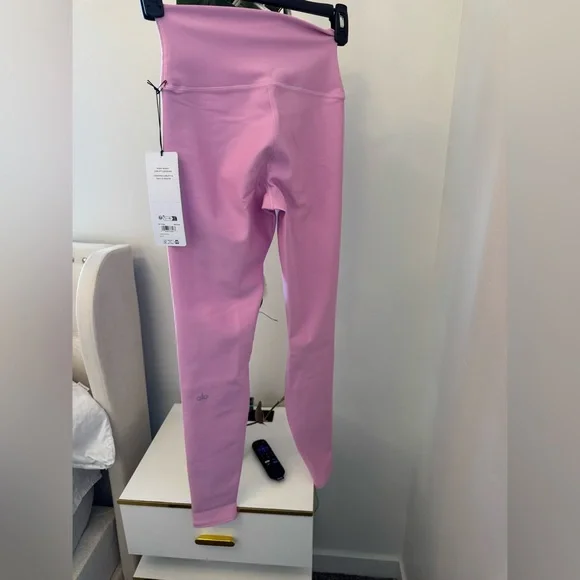 ALO Yoga HIGH-WAIST AIRLIFT LEGGING - Candy Heart Pink - Picture 6 of 9